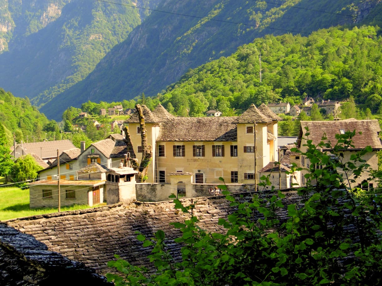 Le Castello Marcacci dans le village de Brione Verzasca                               
