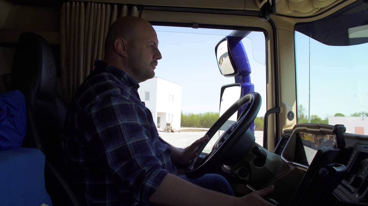 Le routier Marc Dufey au volant de son camion à Lviv, en Ukraine.