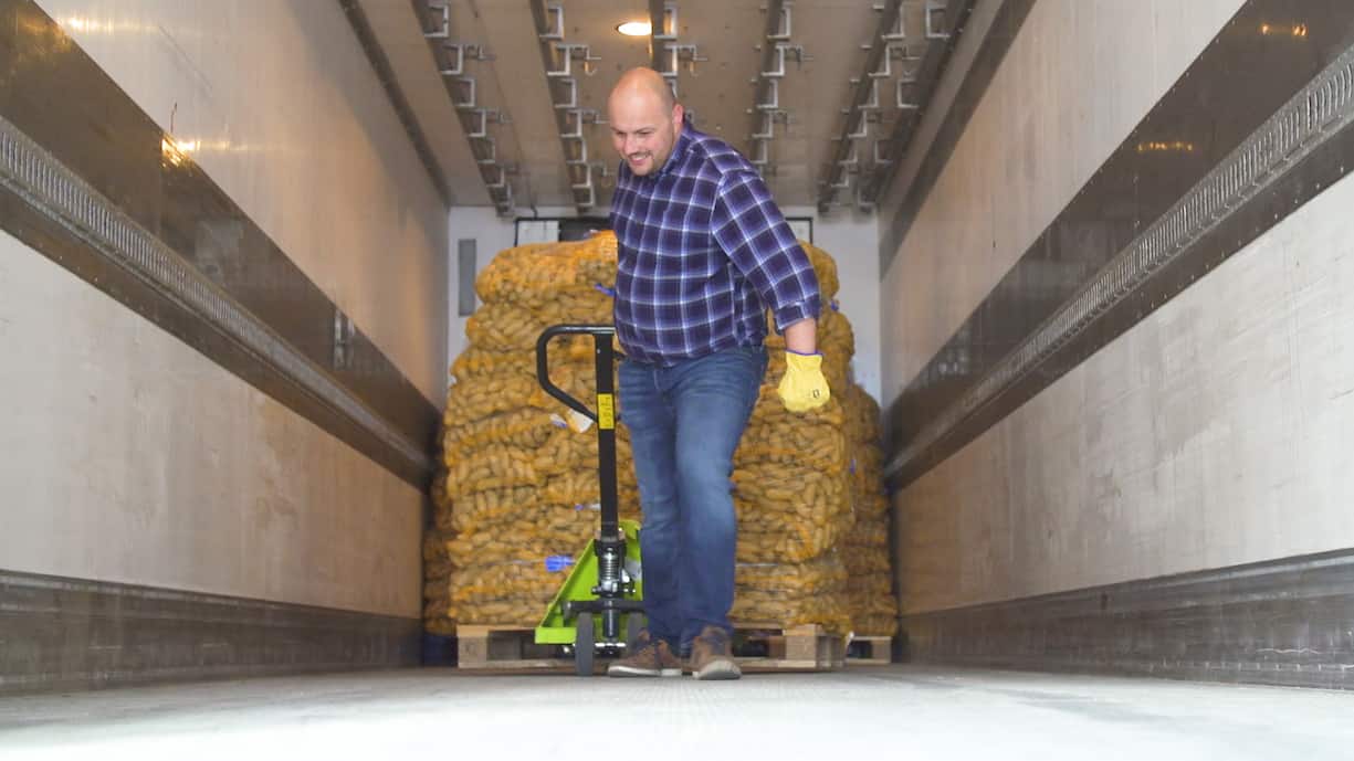 Marc Dufey décharge son camion de dons alimentaires non loin de Lviv.