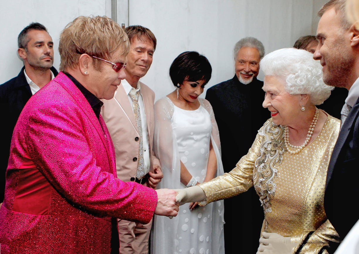 Elisabeth II et Elton John