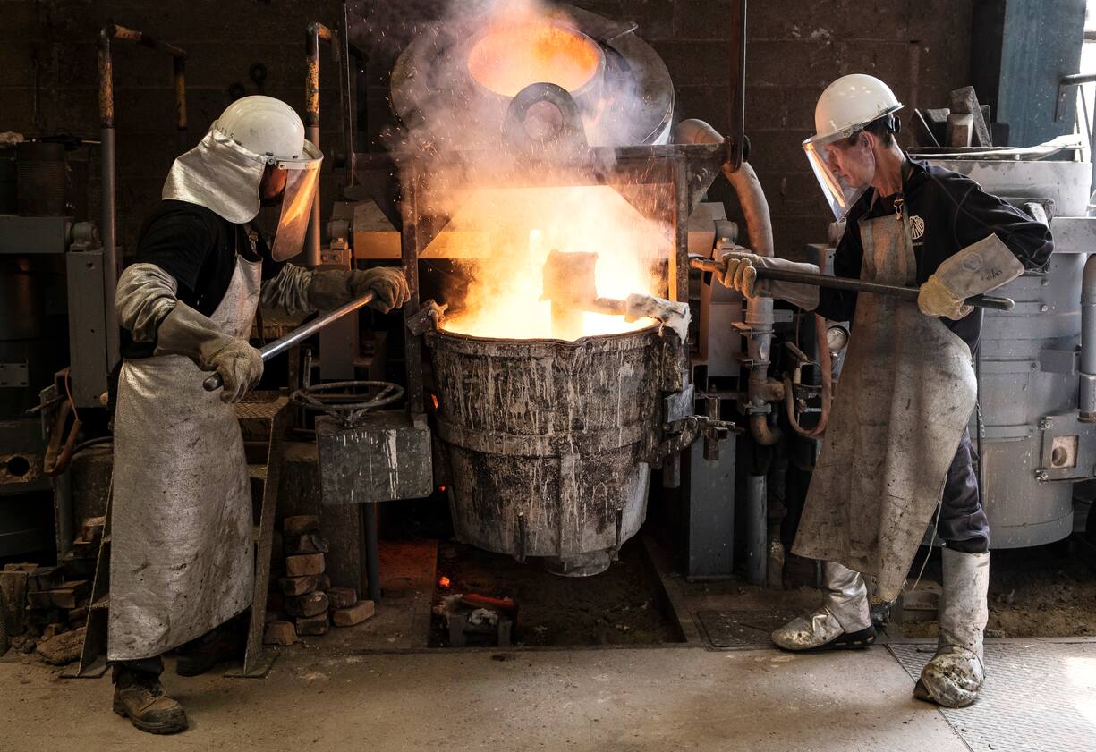 Les Compagnons fondeurs prêts à couler 550 kilos de bronze 
