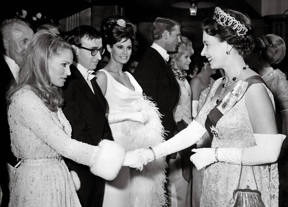Ursula Andress, Woody Allen et Raquel Welch rencontre la reine Elisabeth II.