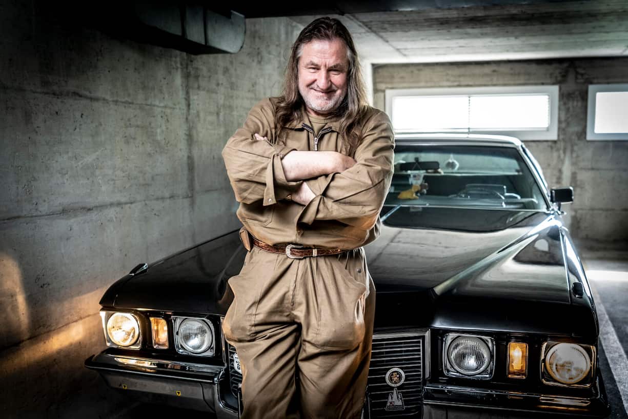 13.09.2022 Rolle VD - Jean-Luc Godard : Le cinÃ©aste mythique meurt Ã  91 ans par suicide assistÃ©. Noms : Serge Lincio, mÃ©canicien - Ã©tait dans un de ses films avec cette voiture (Cadillac). Photo Darrin Vanselow Â© L'illustre Sur les traces de Jean-Luc Godard Ã  Rolle, 13 septembre 2022