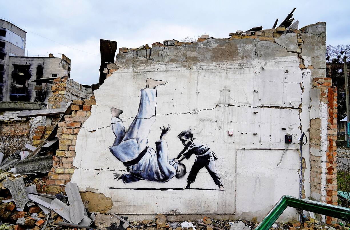 Entertainment Bilder des Tages Banksy Graffiti Appeared On Several Destroyed Buildings In The Kyiv Region Graffiti in the city of Borodyanka, Ukraine, on November 12, 2022. In the cities of the Kyiv region affected by the Russian aggression in the spring of 2022, graffiti, probably by Banksy, appeared. Borodyanka Ukraine PUBLICATIONxNOTxINxFRA Copyright: xOlegxPereverzevx originalFilename: pereverziev-notitle221112_npZyw.jpg