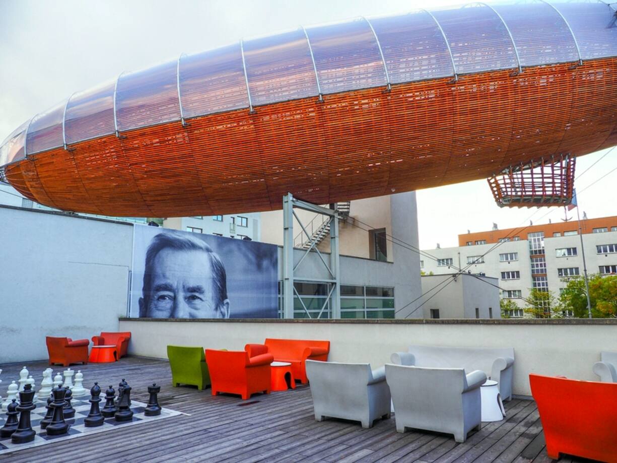 Au DOX Centre for Contemporary Art, les visiteurs peuvent monter à bord d’un zeppelin. 