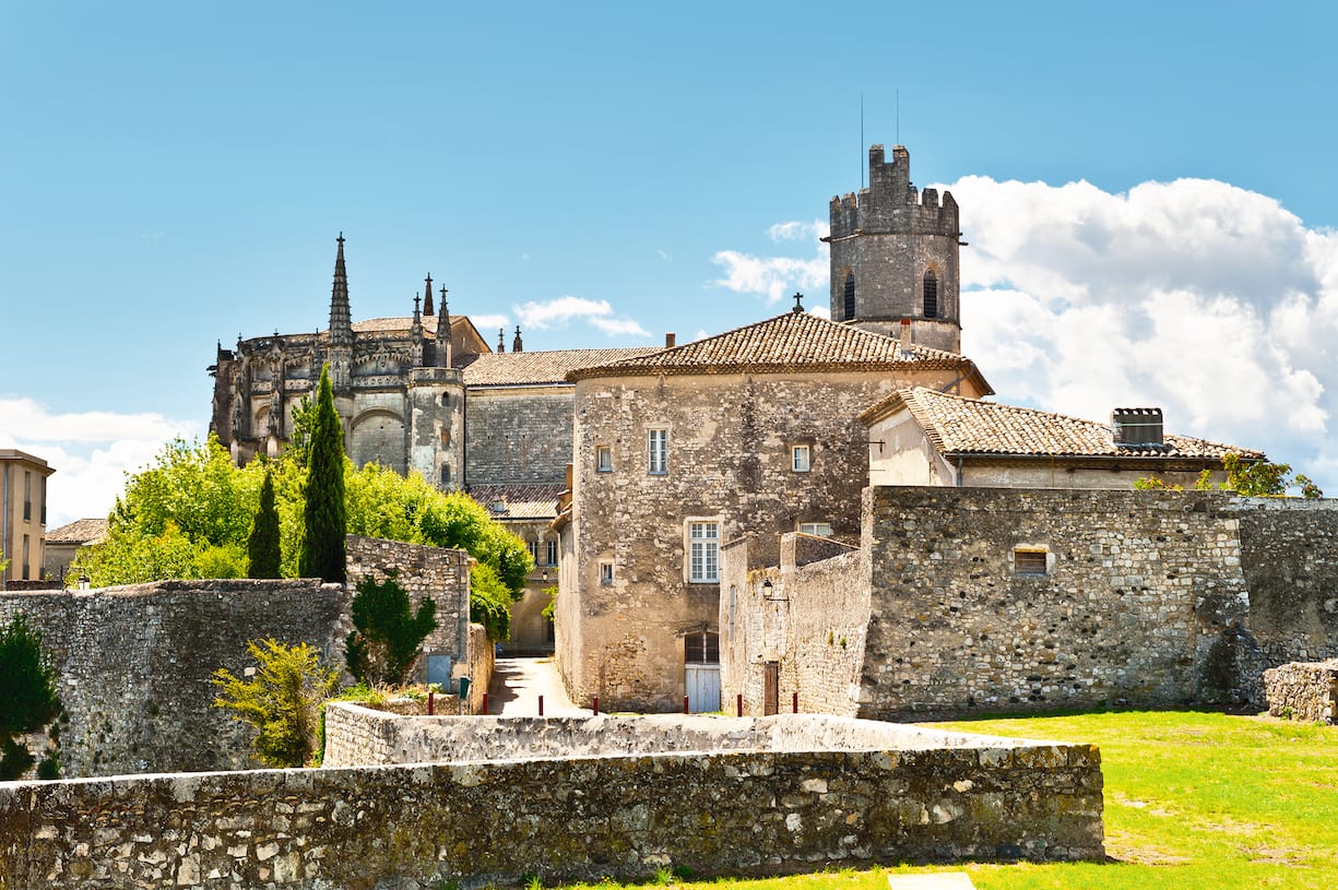 La cathédrale de Viviers, en Ardèche, de style roman, gothique flamboyant et XVIIIe siècle: un must.