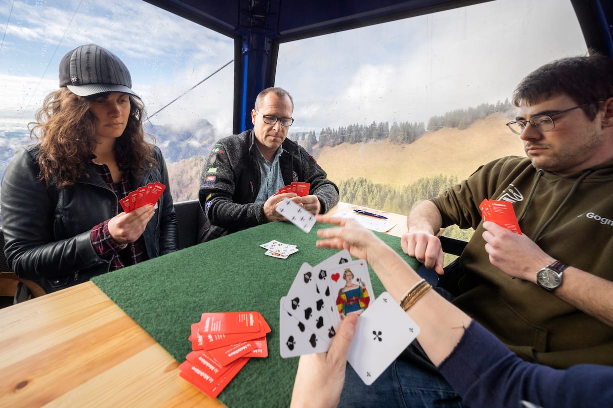 De gauche à droite Julie, Laurent, Jonas et Annick participent à un tournoi de cartes qui se deroule dans les telecabines de Telecharmey ce jeudi 5 janvier 2023 a Charmey. En raison des temperatures douces et du manque de neige, les stations de ski mettent en place des autres activités. Le manque de neige pousse les stations de ski à inventer de nouvelles activités.s