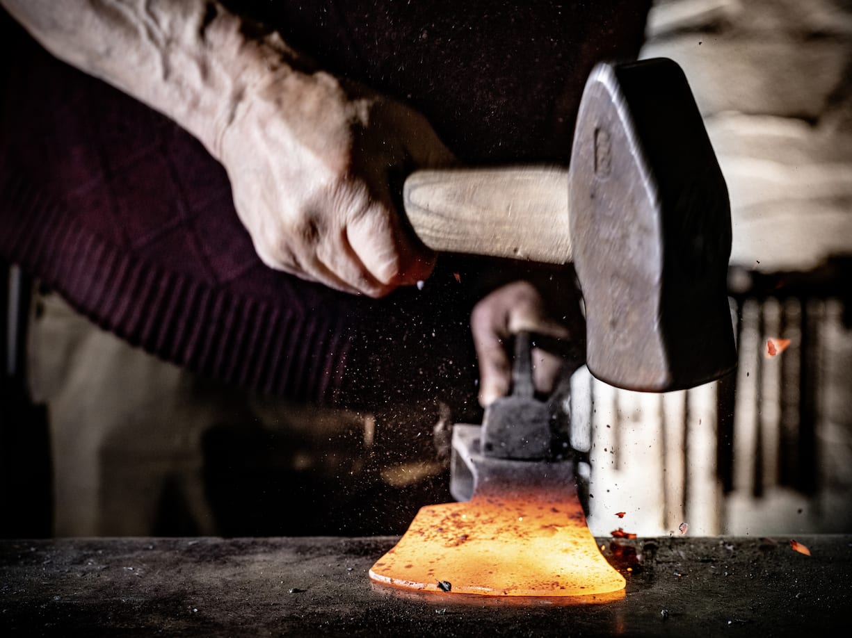 L'acier incandescent est façonné aux alentous de 1000°C. On reconnaît le bon forgeron au son de ses coups.