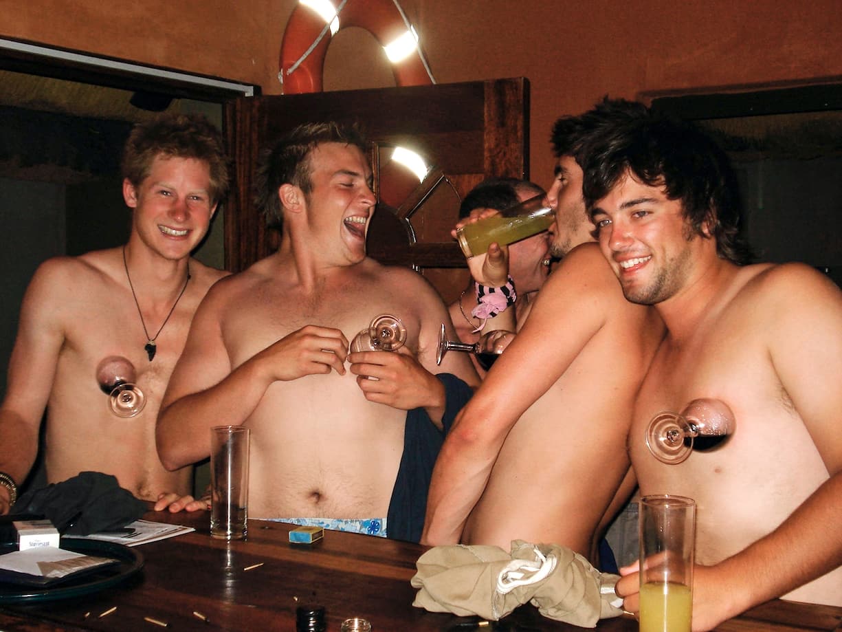 Le Prince Harry avec des amis dans un bar