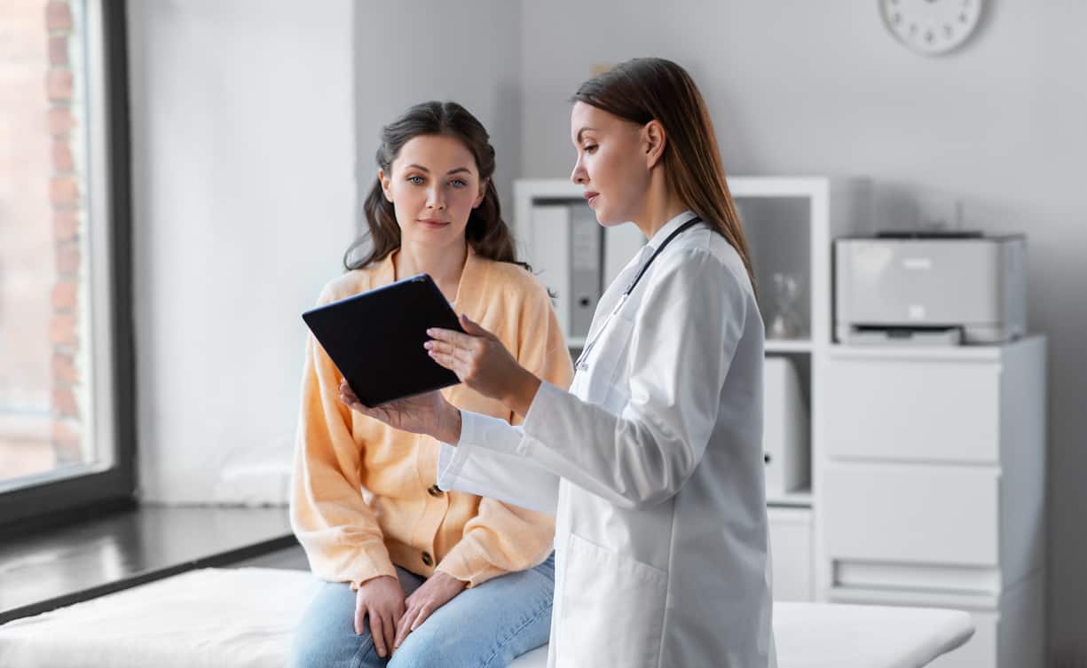 un médecin avec sa patiente