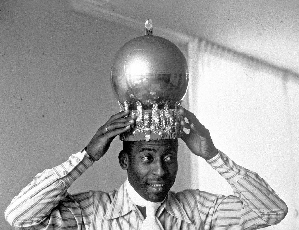 En novembre 1969, le Brésilien Pelé exhibe une couronne qui lui a été offerte après avoir marqué son 1000e but.