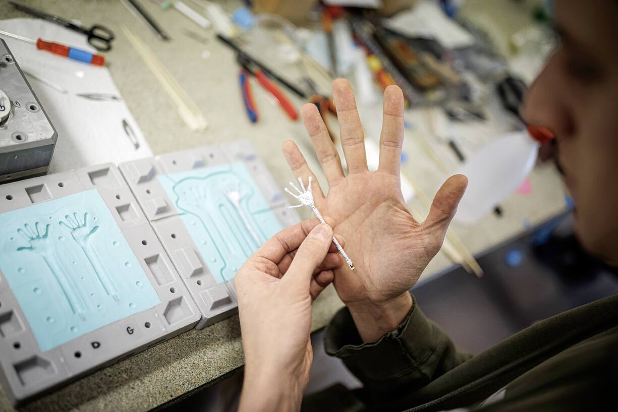 La fabrication des mains des marionnettes du film "Sauvages!"