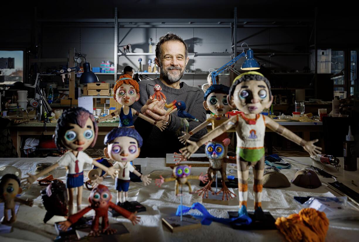 Claude Barras entouré de ses marionnettes pour le film "Sauvages!"