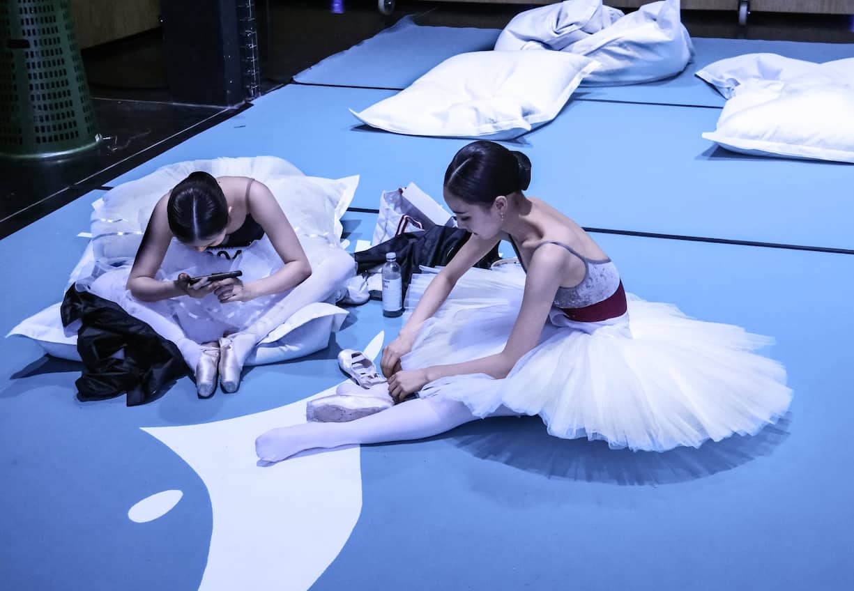 Seehyun Kim enfile ses pointes dans la zone de repos de l’arrière-scène