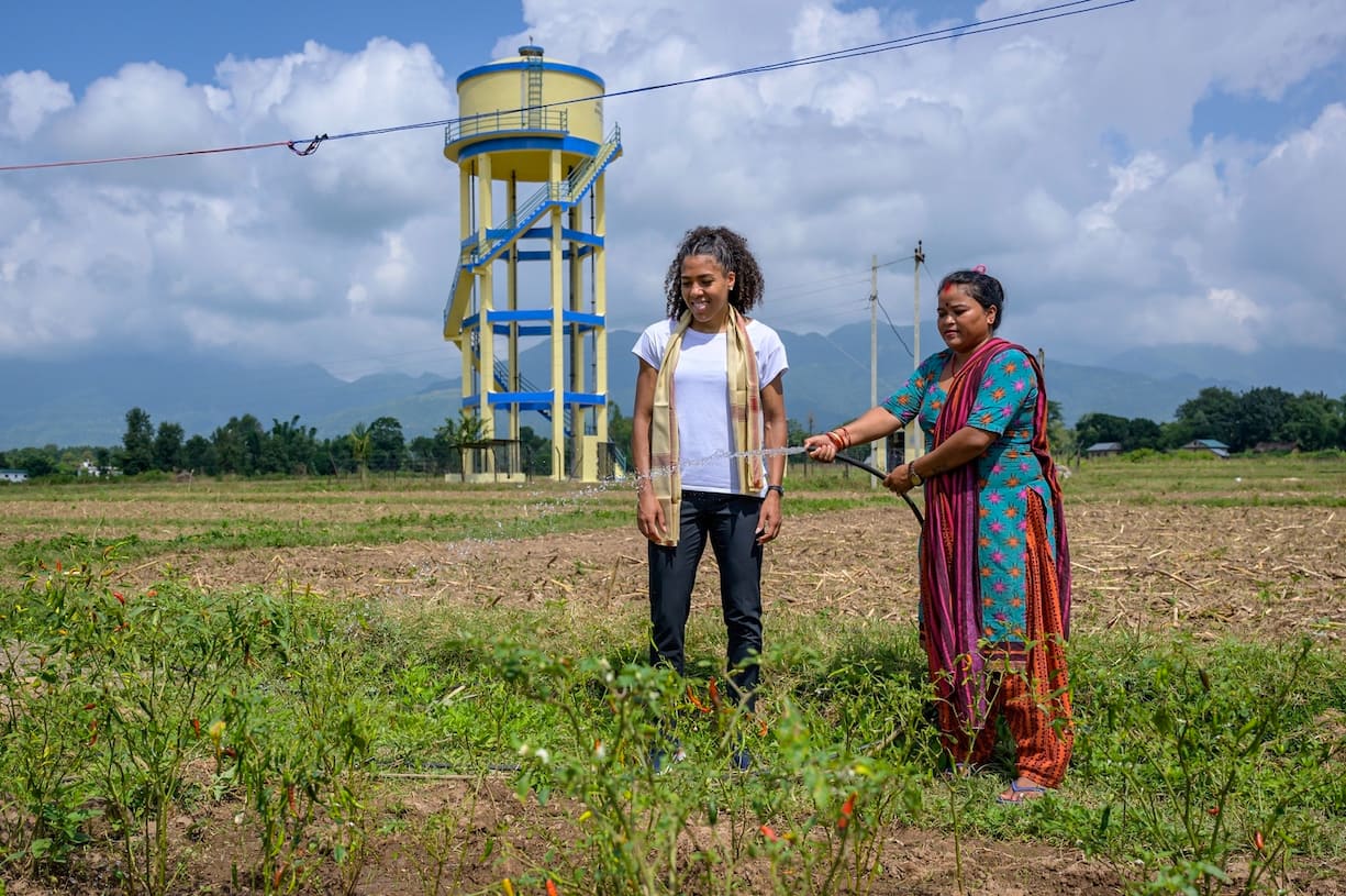 Durga Bishurakarma arrose sa plantation de piments.