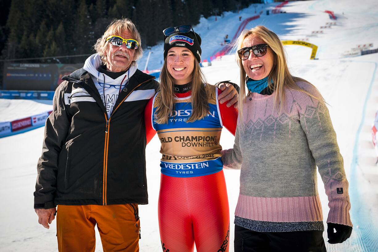 La médaillée d'or suisse Jasmine Flury pose avec son père Georg Flury et sa belle-mère Corinna Rueschs après la cérémonie du podium.