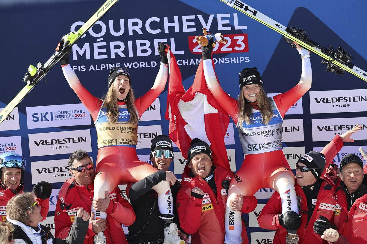 Les Suissesses Jasmine Flury et Corinne Suter éclatent de joie en partageant le même podium à Courchevel-Méribel. 