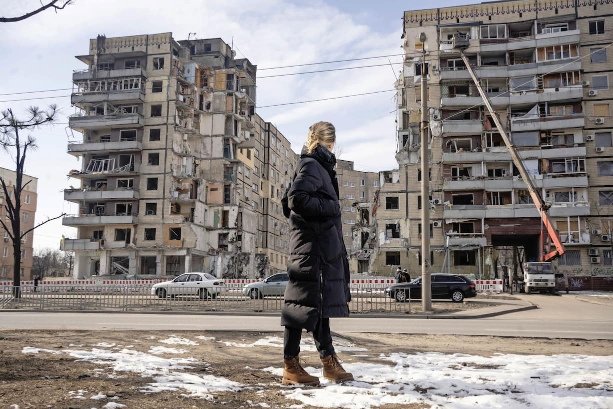 Maurine Mercier à Dnipro, devant les décombres d’un immeuble résidentiel touché par un missile Kh-22 le 15 janvier 2022. 