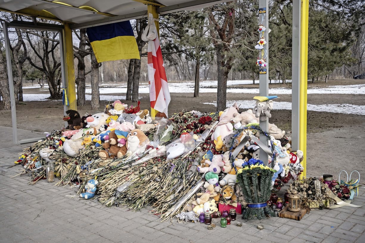 A côté de l’immeuble, un mémorial dressé à la hâte pour les victimes civiles du bombardement de l’armée russe.