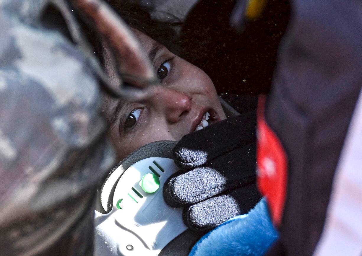 La petite Zeynep Ela Parlak, âgée de 3 ans et demi, est secourue sous les décombres d'un bâtiment effondré 103 heures après que des séismes de magnitude 7,7 et 7,6 aient frappé la région de Hatay, en Turquie, le 10 février 2023.