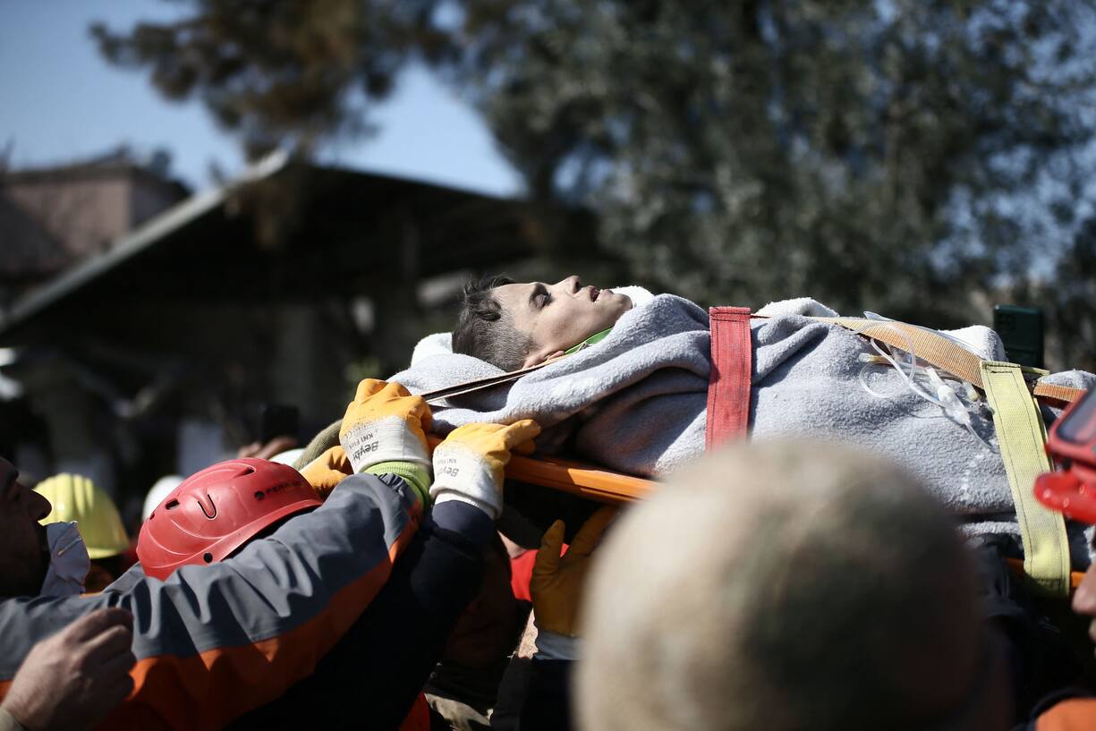 Un garçon de 7 ans secouru après avoir passé 105 heures sous les gravats d'un immeuble.