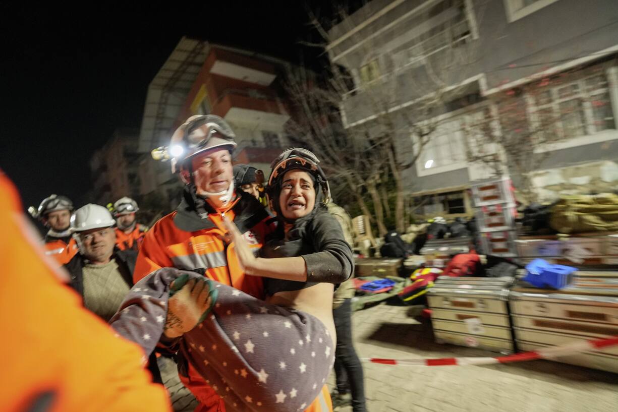 Un secouriste suisse sauvant une femme