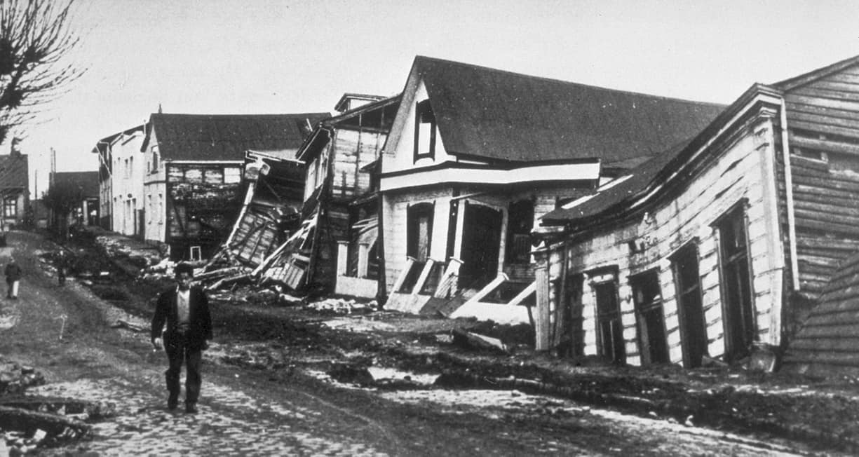 Dommages causés par le tremblement de terre à des maisons à ossature de bois de bonne qualité à Valdivia, Chili, 1960.