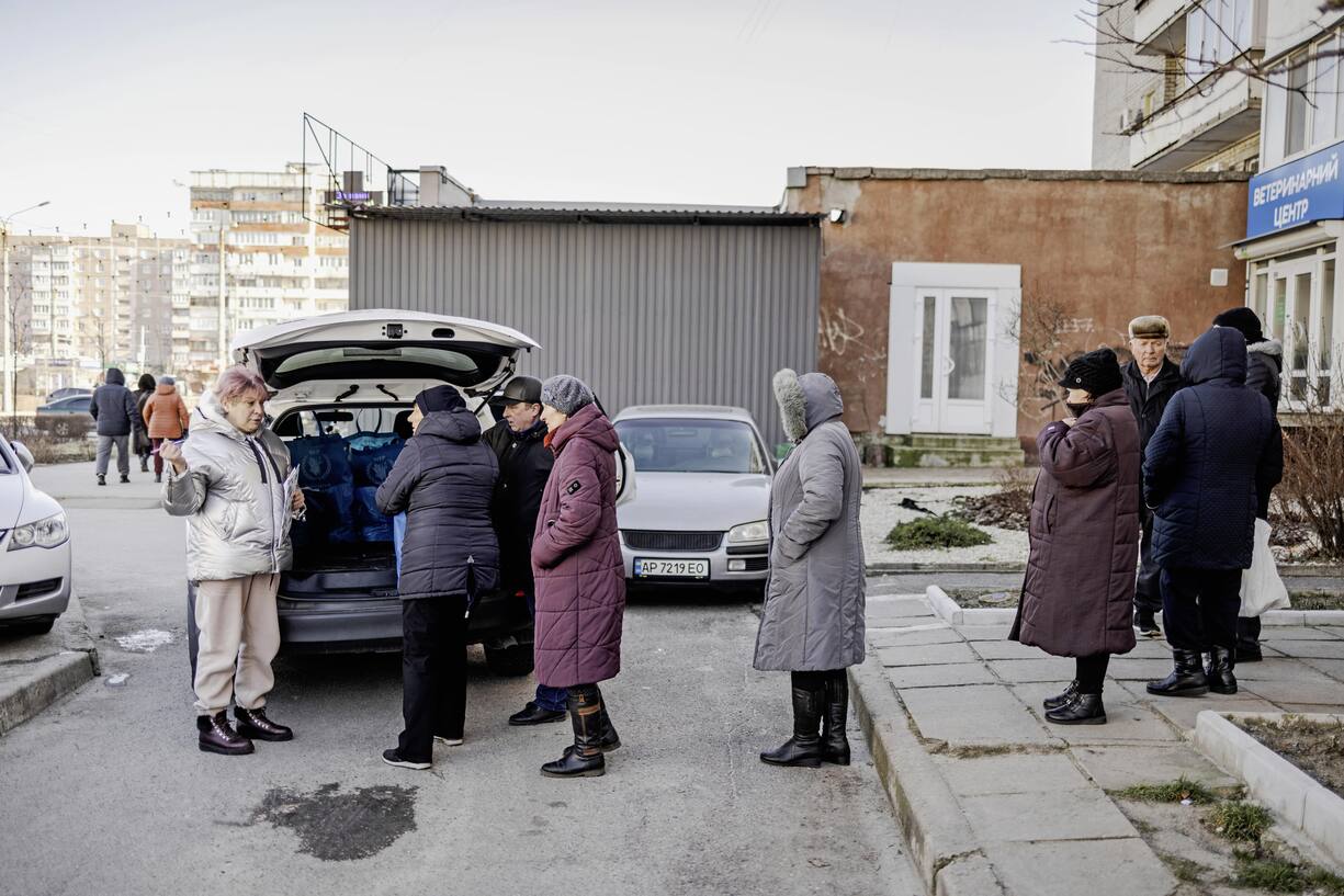 Des gens faisant la queue pour une distibution d'aide alimentaire