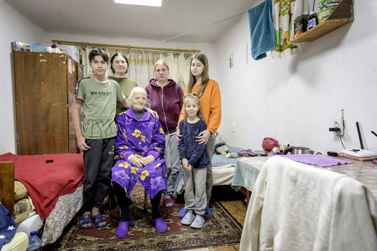 La famille Khoklova, de la région de Louhansk, s’est réfugiée à Ivano-Frankivsk, où quatre générations se partagent trois chambres.