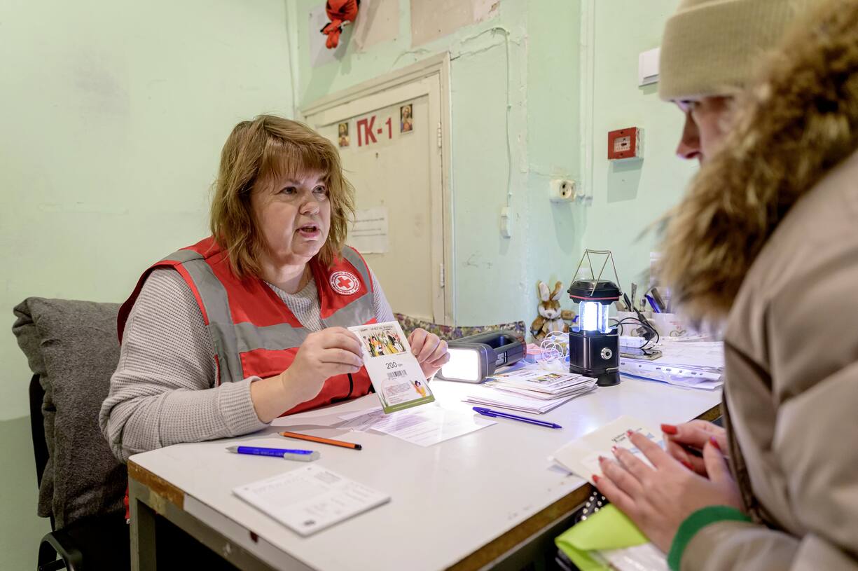 A Ivano-Frankivsk, une bénévole de la Croix-Rouge ukrainienne enregistre les demandeurs d’aide pour les différents programmes.