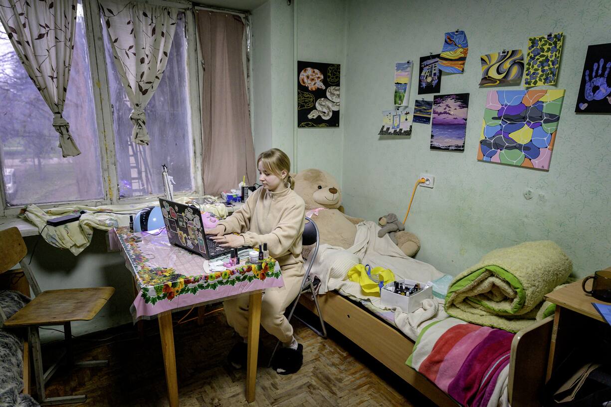 Sophia Kostileva a fui Kharkiv avec sa grand-mère. A Ivano-Frankivsk, elles partagent une chambre. Quand il y a de l’électricité, la jeune femme de 21 ans étudie le design graphique en ligne.