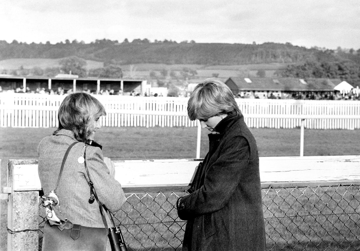 Camilla Parker-Bowles (à gauche) et Lady Diana Spencer (future princesse de Galles) à l'hippodrome de Ludlow pour assister au Amateur Riders Handicap Steeplechase auquel participait le Prince.