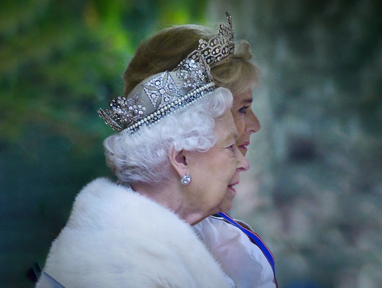 Le carrosse de la reine Élisabeth II traverse Horse Guards Parade, à Londres, en route vers le palais de Westminster où elle a prononcé le discours de la reine, le 14 octobre 2019. Elle est accompagnée, dans le carrosse, par Camilla, duchesse de Cornouailles.