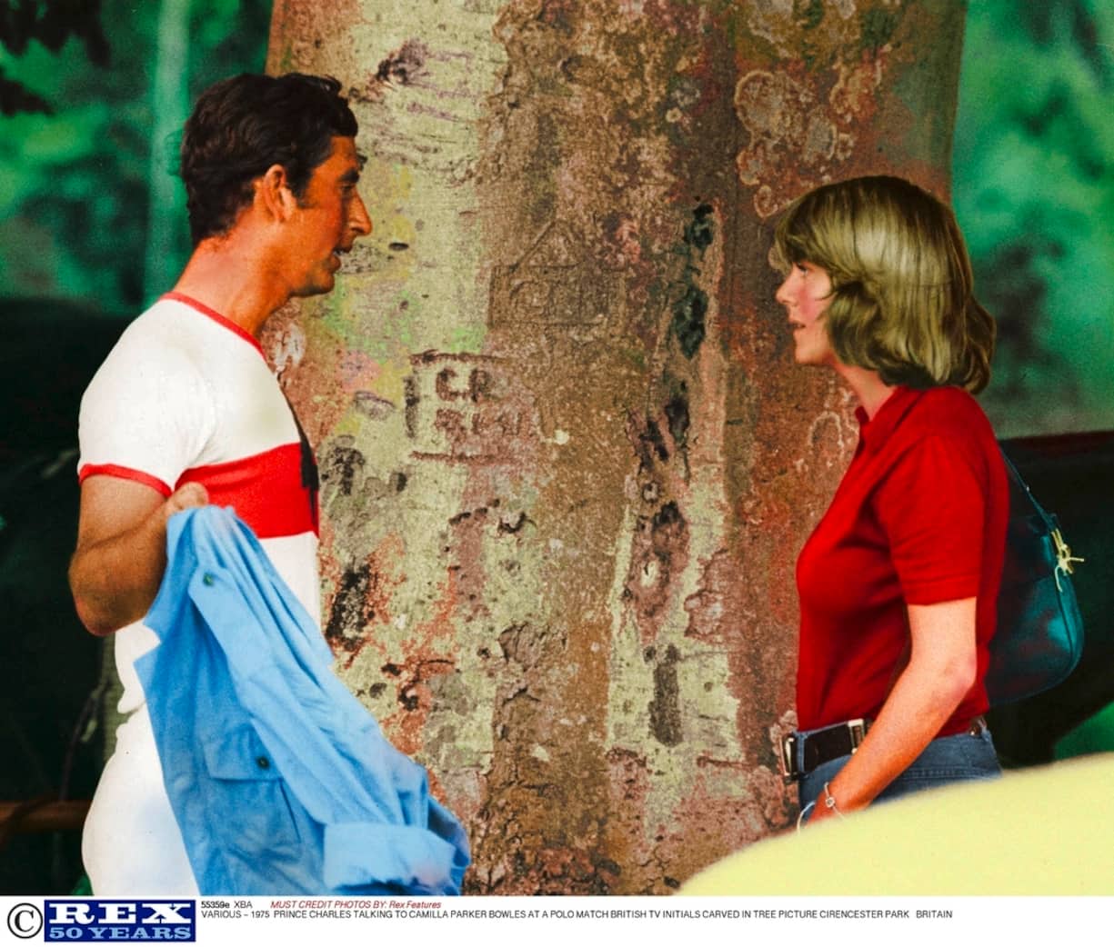 Le Prince Charles s'entretenant avec Camilla Parker Bowles lors d'un match de polo en 1975.