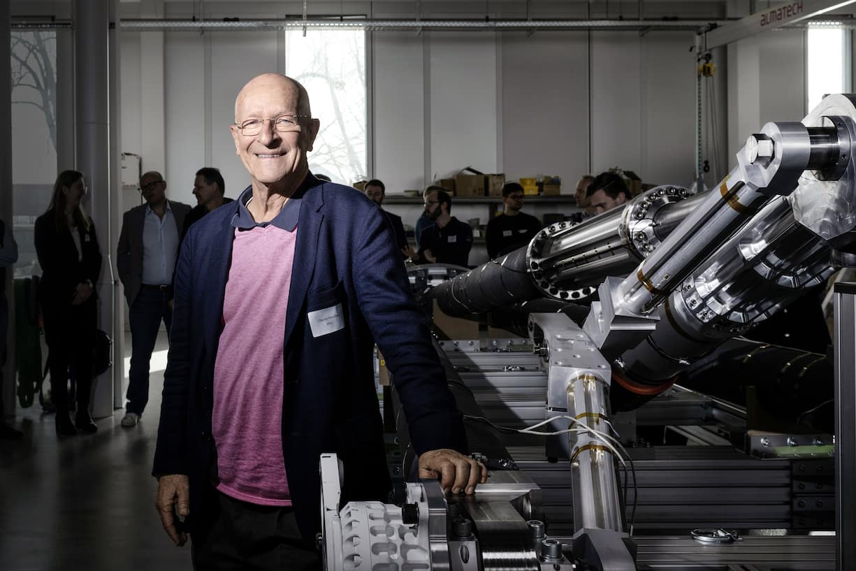 Claude Nicollier devant la future fusée Thermis