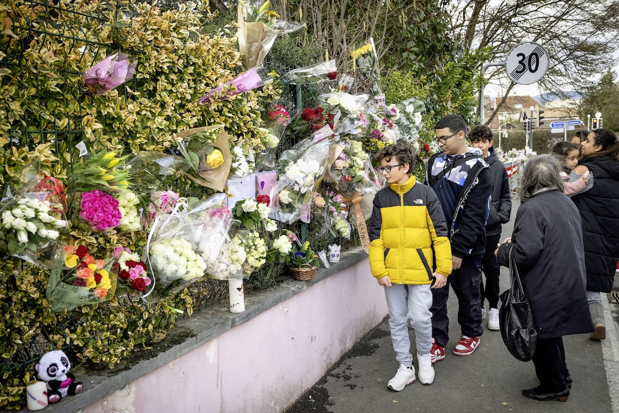 Les Yverdonnois viennent rendre hommage aux disparues.