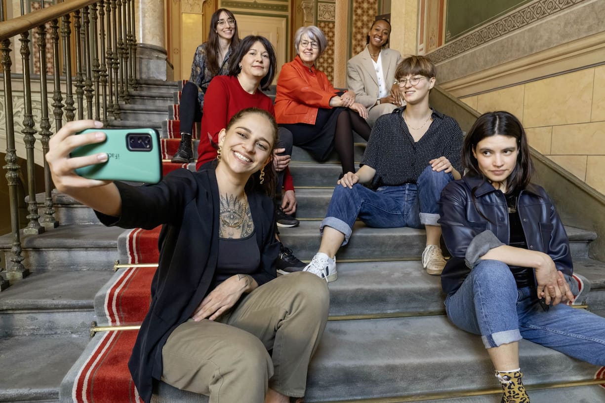 La conseillère fédérale Elisabeth Baume-Schneider entourée de six jeunes femmes engagées