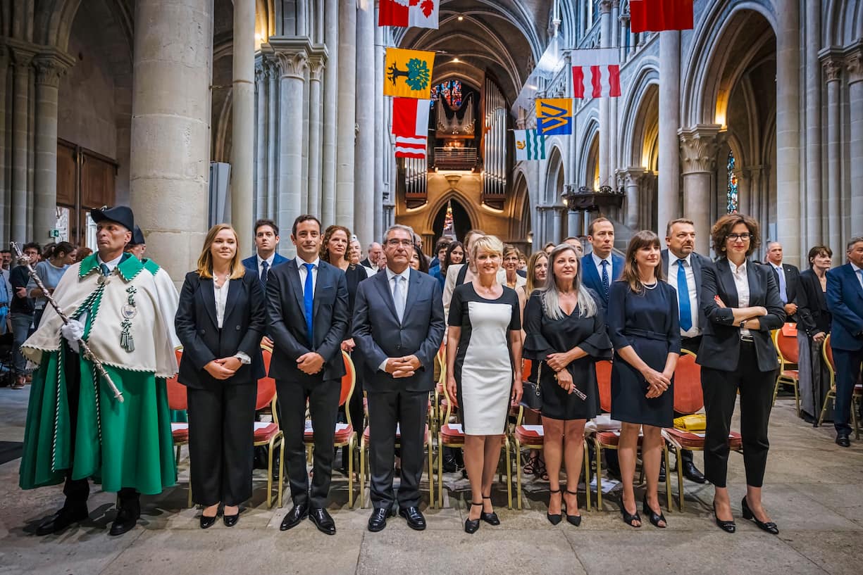 Les membres du nouveau Conseil d’Etat vaudois au premier rang dans la cathédrale de Lausanne, pour la cérémonie d’assermentation, le 28 juin 2022.