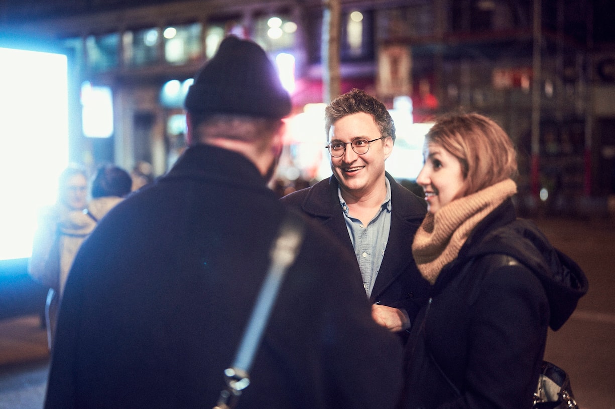 Yann Marguet discute avec des spectateurs à la sortie de son spectacle.