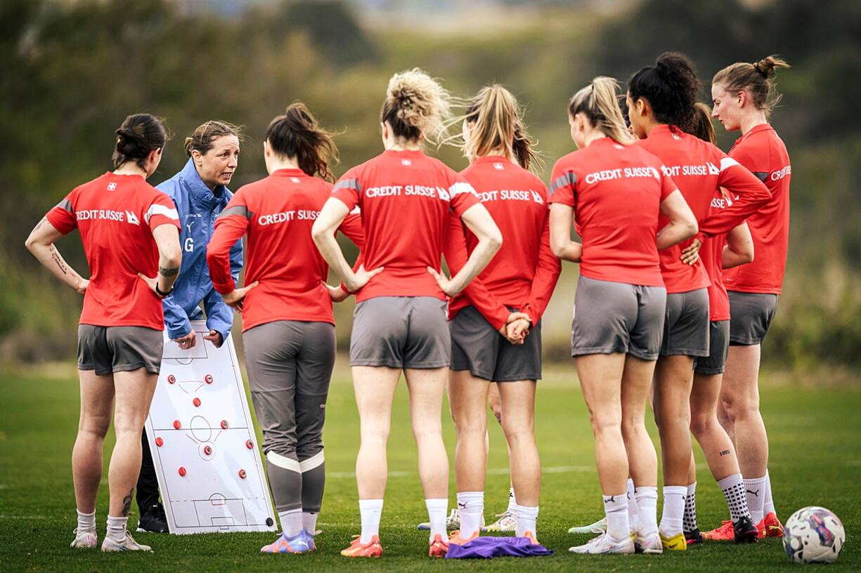 La nouvelle séléctionneuse de l'équipe suisse féminine de football, Inka Grings, entraine ses joueuses lors d'un camp de préparation, quelques mois avant la coupe du monde féminine.