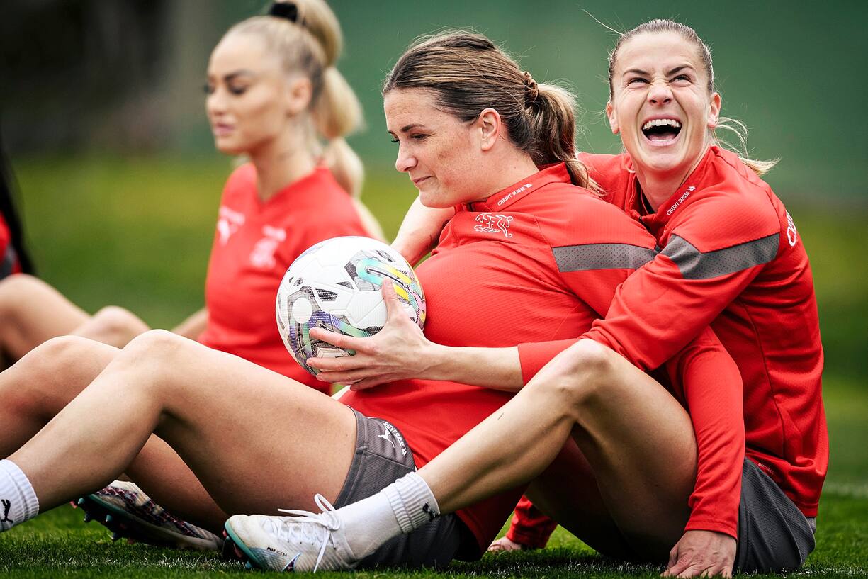 La joueuse du FC Barcelonne Ana-Maria Crnogorcevic, droite, et Rachel Rinast (gauche) de l'équipe suisse féminine de football lors d'un camp de préparation, quelques mois avant la coupe du monde féminine.