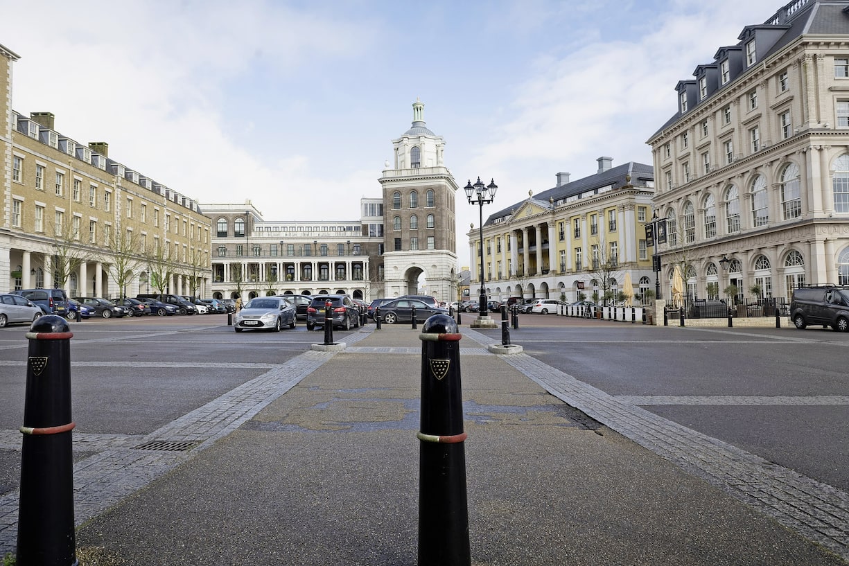 La grande place de la bourgade, le Queen Mother Square