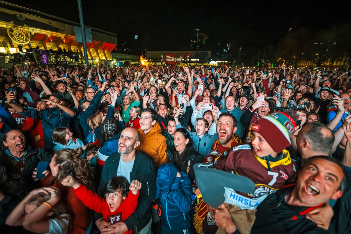 27 avril 2023, la foule en liesse après la victoire du Genève-Servette Hockey Club lors de la finale de la National League