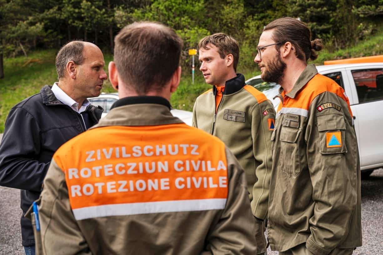 Le président de commune vient encourager les civilistes qui gardent le check-point et qui ont participé à l’évacuation de Brienz.