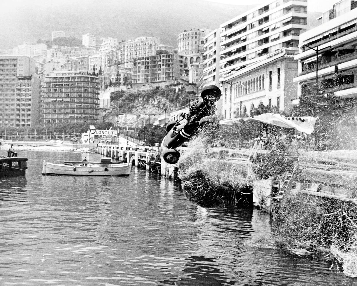 Pour le film «Grand Prix» (1966), l’envol spectaculaire, mais sans conséquence grave, de Paul Hawkins dans le bassin du port, en 1965, a été reconstitué.