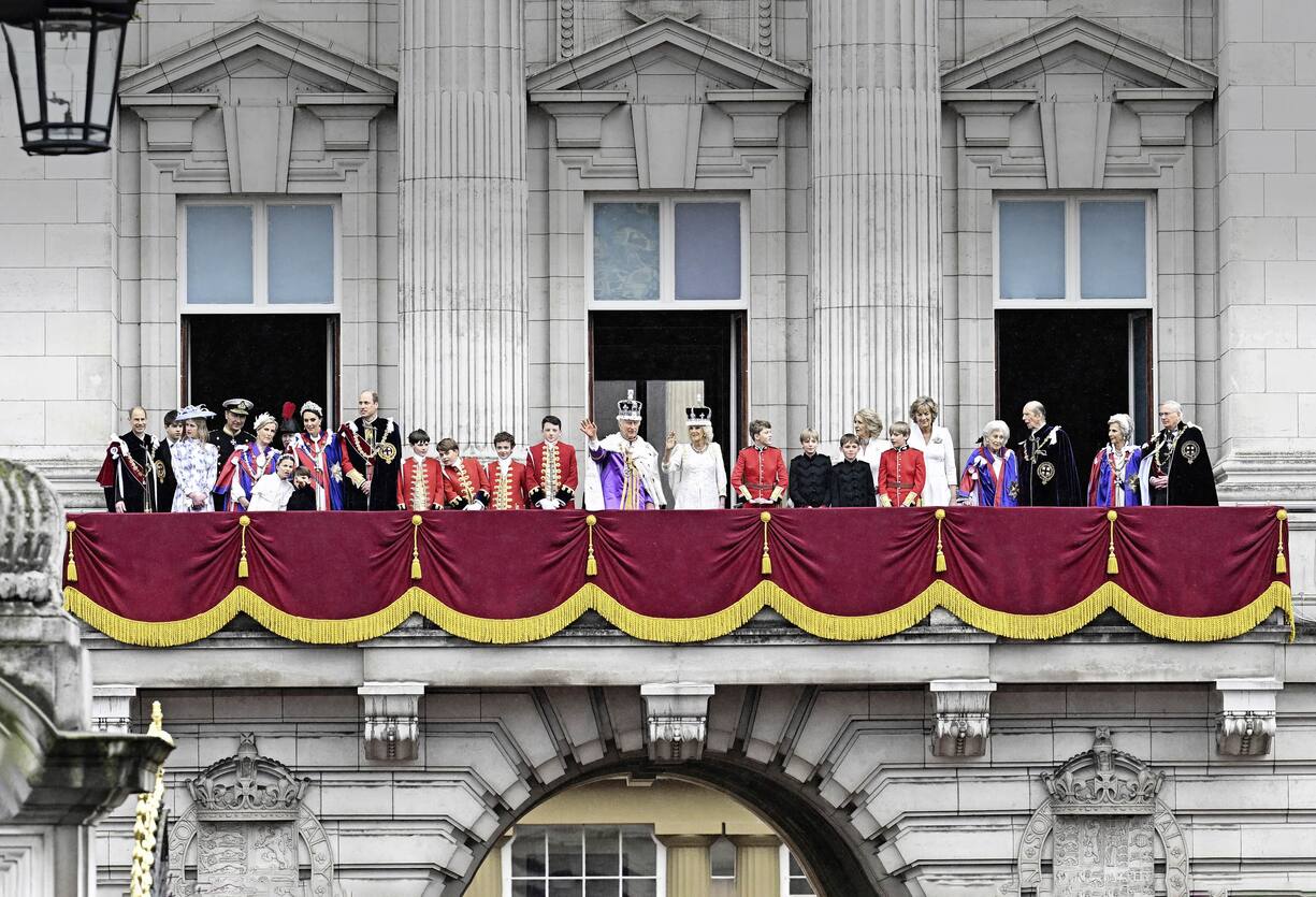 Charles et Camilla au balcon, saluant la foule, après la cérémonie du couronnement.