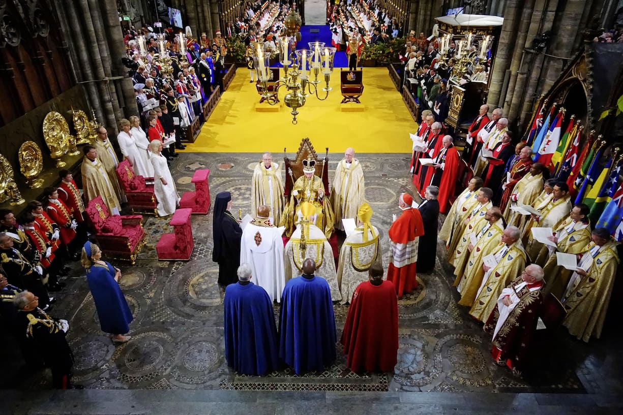 Une fois couronné, Charles a revêtu la «supertunica» de soie et d’or et s'est assis au cœur de Westminster sur le trône en chêne.