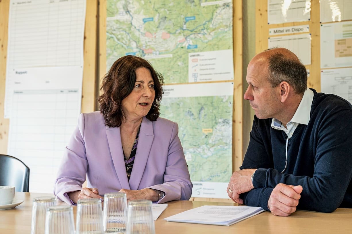 Daniel Albertin, président de la commune d’Albula (GR), qui comprend Brienz, profite des conseils de la conseillère nationale Anna Giacometti.