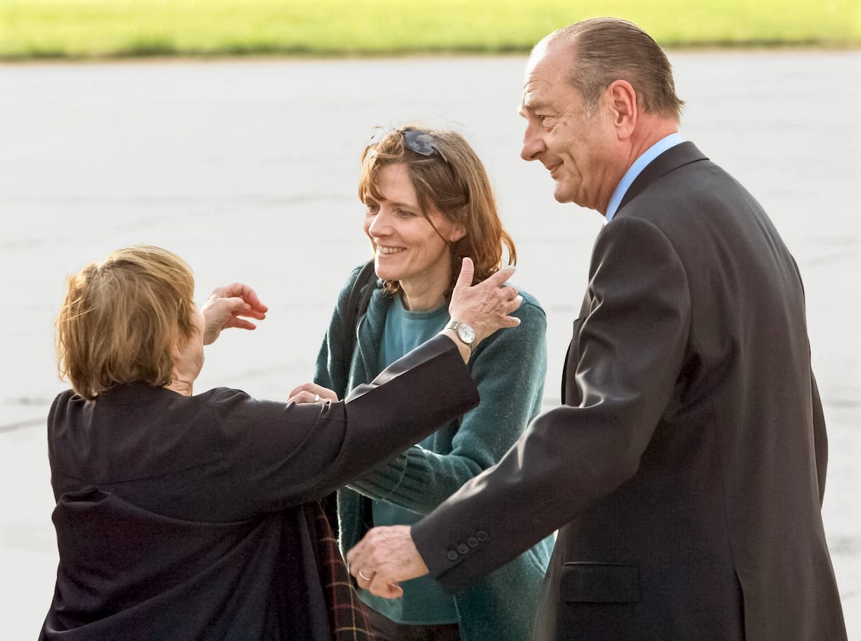 Le 12 juin 2005, Florence Aubenas est accueillie par sa mère et le président Chirac à Paris après avoir été retenue en otage en Irak durant cinq mois. Elle avait été enlevée à l’Université de Bagdad lors d’un reportage sur les réfugiés de Falloujah