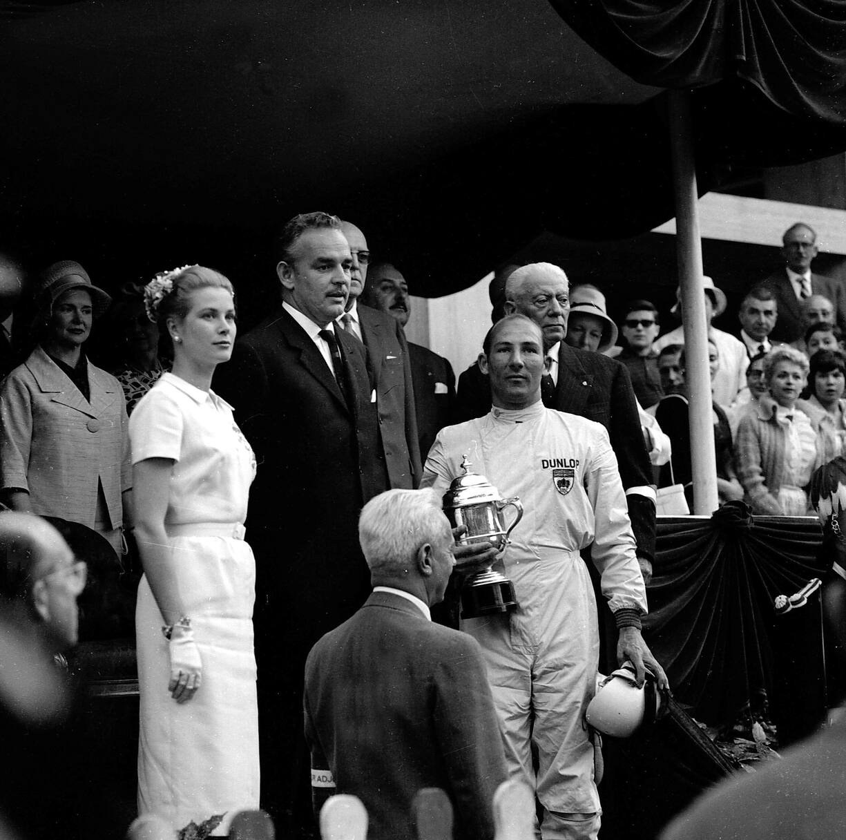 En 1960, la princesse Grace et le prince Rainier de Monaco rendent hommage au vainqueur, l’Anglais Stirling Moss.